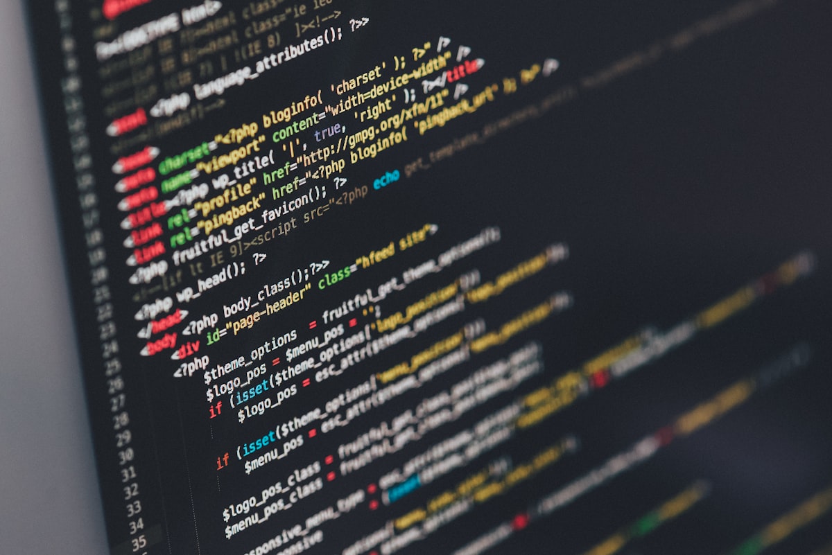 一人でコードやメモに集中する開発者
