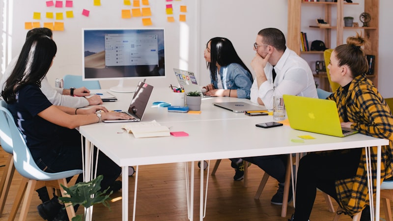 Microsoft Teamsでチームコラボレーションを行うビジネスパーソン