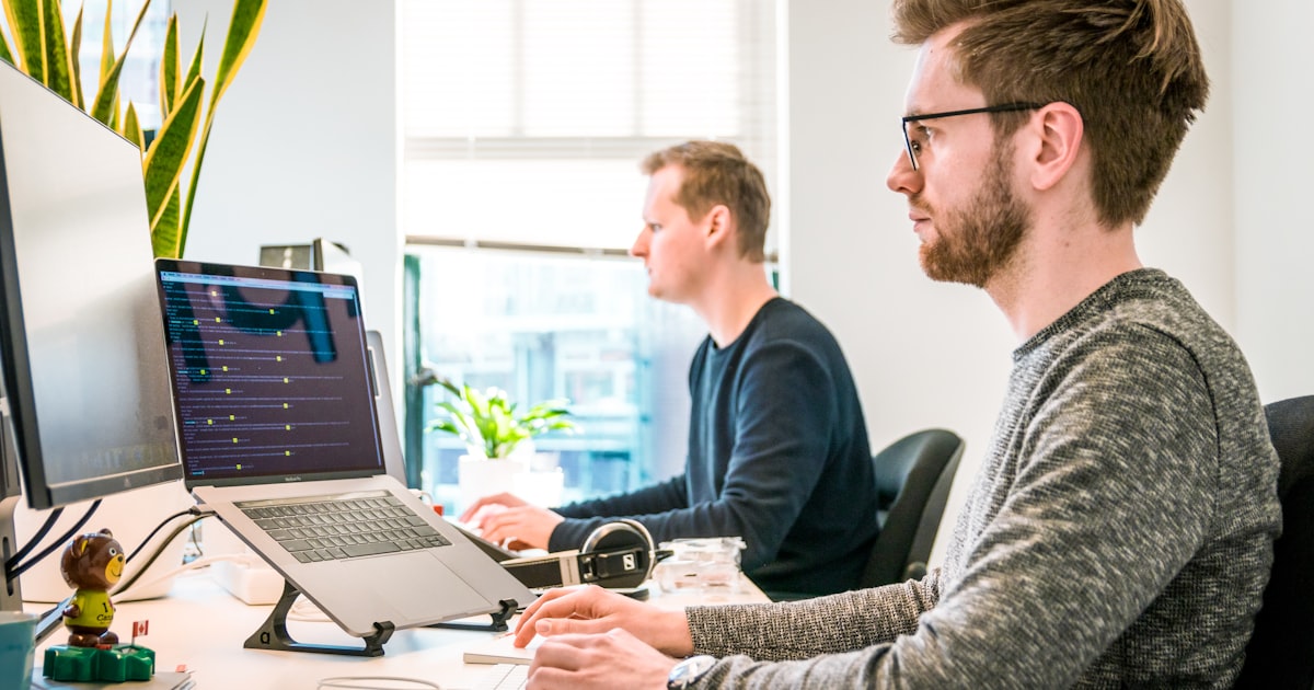 チームでPCを使って共同作業する様子