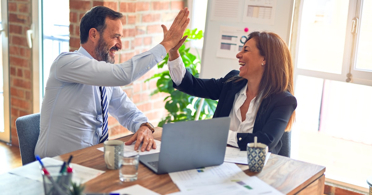 オフィスでチームミーティングをするビジネスパーソン